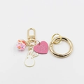 Portachiavi con coniglietto carino con moschettone dorato e dettaglio pendente a cuore - Rosa Con Grande Anello