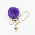 Vue détaillée du porte-clés pompon violet avec sangle en perles et pendentif nœud - Diamètre Pompon 6CM / Violet