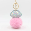 Llavero de concha holográfica creativa con pompón rosa y mosquetón de metal dorado - Rosa