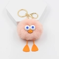 Pluizige roze pompon eend sleutelhanger met gouden karabijnhaak op witte displaystandaard - Pompon Diameter 6CM / Roze