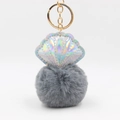 Detalle de llavero de concha láser con anillo dorado y pompón de piel sintética gris - Gris