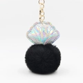 Vista detallada del colgante de concha holográfica con pompón negro y llavero dorado mate - Negro