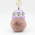 Detailaufnahme vom Schaf-Schlüsselanhänger mit Lederkopf und flauschigem lila Pelzball - Lotusrosa