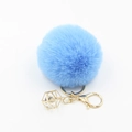 Hellblauer Kunstfell-Pompon Schlüsselanhänger mit goldenem Kristallanhänger und Ring - Blau
