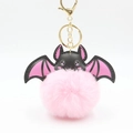 Halloween sleutelhanger met PU-leren vleermuis en een zachte roze pluizige bontbal hanger - Lichtroze