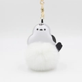 Detalle de llavero de pingüino blanco con pompon suave y anillo de metal dorado fino - Blanco