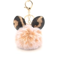 Detail van roze pluche pompon sleutelhanger met luipaardprint oren en goud metaal - Gefrost Khaki