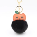 Detalle de amuleto de calabaza de Halloween con pompón negro suave y clip dorado - Negro