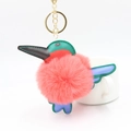 Dettaglio del portachiavi a forma di colibrì con pompon in ecopelle e anello d'oro - Arancione