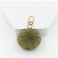 Gros plan d'un porte-clés pompon en fausse fourrure vert herbe de 4cm avec fermoir doré - Vert Armée