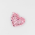 Détail d'un charme cœur rose avec paillettes multicolores et bordure cousue précise - Cœur sans Fermoir / Rose