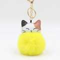 Detail von gelbem Plüsch-Pompon-Schlüsselanhänger mit Katzenkopf aus Leder und Gold-Clip - Gelb