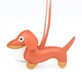 Détail de la breloque chien teckel en cuir avec surpiqûres orange et marron contrastées - Orange