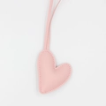 Portachiavi a cuore in pelle rosa con cinturino lungo e cuciture su sfondo bianco - Rosa