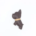 Dettaglio portachiavi a forma di cane in pelle marrone con cuciture e fibbia dorata fine - Con fibbia / Marrone