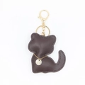 Détail d'un porte-clés chat en cuir marron foncé avec attaches dorées élégantes - Porte-clés Marron