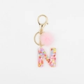Vue détaillée du porte-clés lettre N en résine avec paillettes colorées et pompon rose - Lettre N