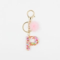Détail du pompon rose et porte-clés lettre P en résine avec paillettes en forme de cœur - Lettre P