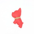 Dettaglio di un ciondolo bulldog in pelle rossa con cuciture fini e finiture dorate - Senza fibbia / Rosso