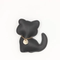 Détail d'un porte-clés chat en cuir noir avec chaîne dorée et pendentif gravé élégant - Collier Noir