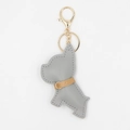 Dettaglio del portachiavi bulldog in pelle grigia con moschettone dorato e catena - Con fibbia / Grigio
