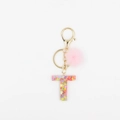 Vue détaillée du porte-clés lettre T en résine avec pompon rose et paillettes colorées - Lettre T