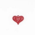 Vista macro di un ciondolo a cuore in resina rossa lucida per accessori di gioielli fai-da-te - Cuore