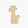 Dettaglio ravvicinato del portachiavi a forma di giraffa in pelle marrone con cuciture precise - Solo ciondolo (Senza catena) / Cachi