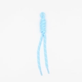 Dettaglio del ciondolo in corda di nylon intrecciata azzurra con strisce bianche riflettenti - Blu