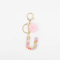Détail du porte-clés lettre U avec pompon rose et paillettes en forme de cœur coloré - Lettre U