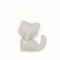 Détail d'un pendentif chat en cuir gris avec surpiqûres et médaillon doré brillant - Collier Gris
