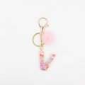 Détail du porte-clés pompon rose et lettre V avec paillettes de cœur colorées - Lettre V