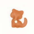 Détail du porte-clés chat en cuir marron avec grain litchi et chaîne dorée - Collier Café