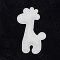 Dettaglio di un ciondolo a forma di giraffa in pelle PU bianca con cuciture su blu - Solo ciondolo (Senza catena) / Bianco
