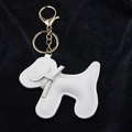 Detalle de llavero de perro en cuero blanco con herrajes dorados y costuras - Blanco