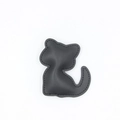 Detail eines schwarzen PU-Leder Katzen-Anhänger mit feiner Naht und Textur - Schwarz
