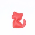 Détail d'un pendentif chat en cuir rouge avec texture grainée et couture fine - Rouge