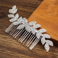 Détail macro du peigne à cheveux argenté avec strass pour coiffure de mariée élégante - Forme de Branche et Feuille Strass Argent (HS-J5005S)