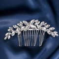 Détail du peigne à cheveux en strass en forme de feuille sur tissu de soie bleue - Peigne à Cheveux Strass Feuille Rayonnante Argent (HS-J4894)