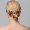 Peigne à cheveux de mariée argenté avec strass et motif de feuilles porté sur un chignon - Style de Barrette en Forme de Fleur et Feuille Argent (HS-J1250)