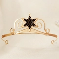 Detail der Goldkrone mit schwarzem Strass-Stern und kunstvollen Schnörkelmustern - Gold Schwarzer Strass