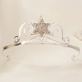 Detailaufnahme der silbernen Krone mit kristallbesetztem Hexagramm und Ornamenten - Silber Weißer Strass