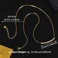 Elegante Halskette aus Gold-Titanstahl mit gebogenem Zirkonia-Anhänger auf schwarzem Grund - Gold