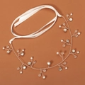 Detalle de enredadera de pelo para novia en plata con perlas blancas y cintas de raso - Estilo Cinta Cristal Perla Plateada (HS-J6499S)