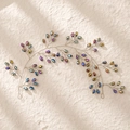 Détail des perles en cristal et du fil argenté sur la vigne de cheveux de mariée sur pierre - Style Vigne Perle Couleur Magique Argentée (HS-J6660AB)