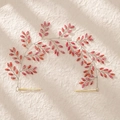 Détails d'un accessoire cheveux de mariée avec perles rouges et fil métallique doré - Style Vigne Perle Rouge Dorée (HS-J6659RED)