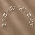 Détail d'un bandeau de mariée fait main avec perles blanches et cristaux étincelants - Style Floral Cristal Perle Argentée (HS-J6927S)