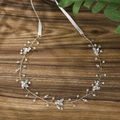 Bijou de tête de mariée en argent avec cristaux et rubans blancs sur un support en bois - Style Ruban Feuille Strass Argenté (HS-J6419S)