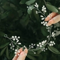 Détail d'une vigne de cheveux de mariée avec perles et cristaux sur fond de feuilles vertes - Style Fait Main Cristal Perle Argentée (HS-J6438S)