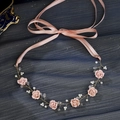 Haarschmuck mit rosa Tonblumen, Perlen und Strasssteinen auf goldener Basis - Haar-Rebe (HS-J6991GPINK) / Rosa